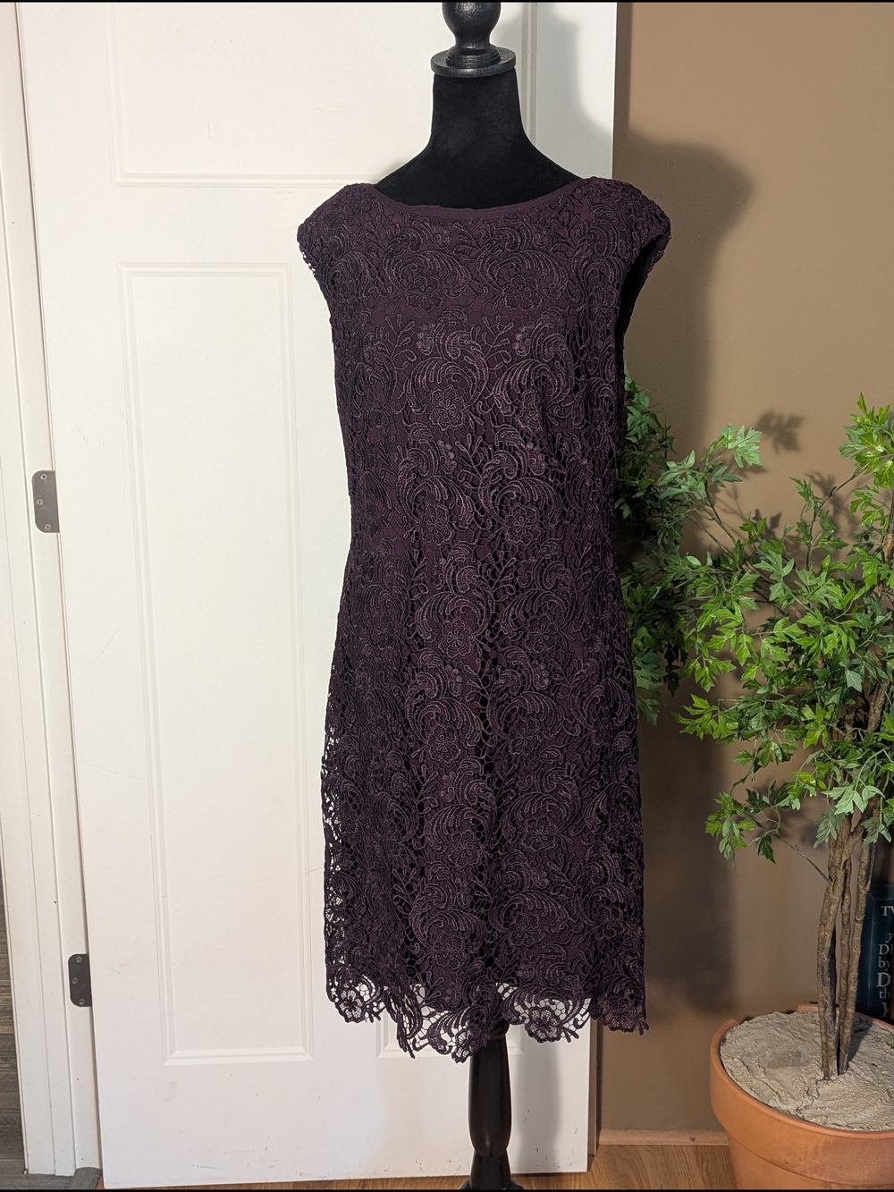 Lauren Ralph Lauren Plum Midi Sheath Dress. Cocktail. Lace. Elegant. Sz 12.
